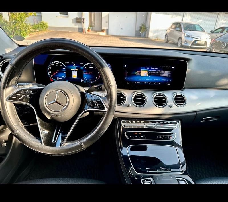 Gebraucht Mercedes E220 194 PS (142 kW) 2020 Schwarz Limousine