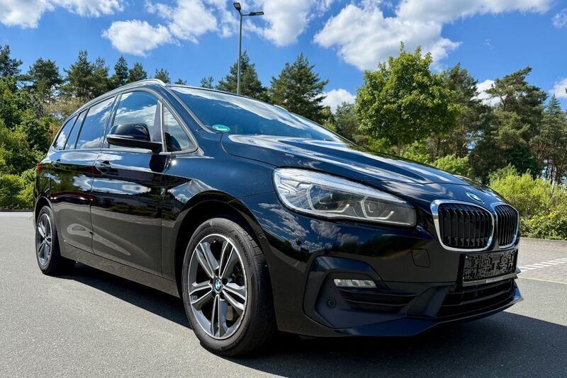 Schwarz Gebraucht 2022 BMW 218 Gran Tourer Sport Line Van / Kleinbus | 13.900 € (Guter Preis) - Bild 1/4
