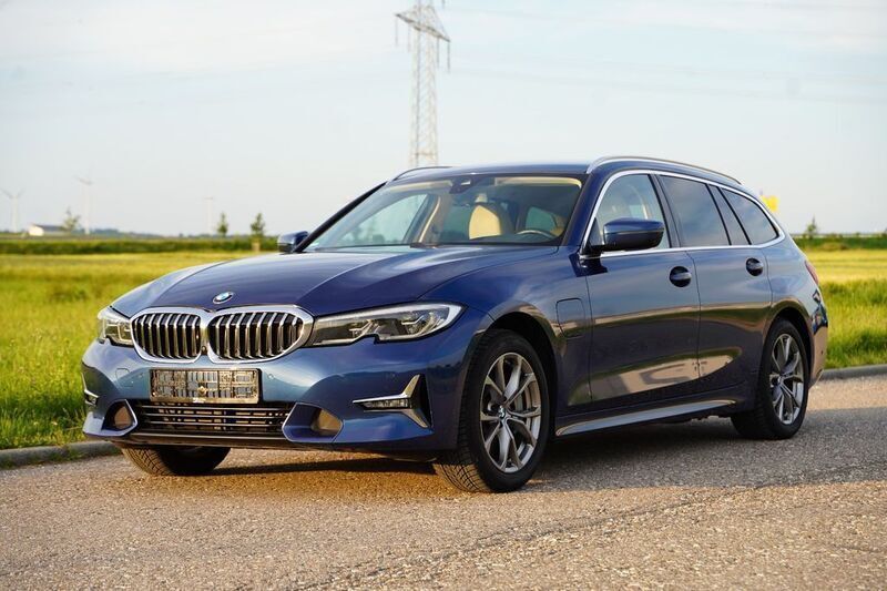 Blau Gebraucht 2021 BMW 330e Sport Line Limousine | 22.900 € (Fairer Preis) - Bild 1/4