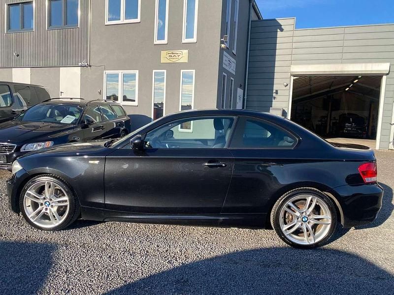 Black sapphire metallic Gebraucht 2010 BMW 118 Coupé M Sport Coupé | 6.390 € (Fairer Preis) - Bild 1/4