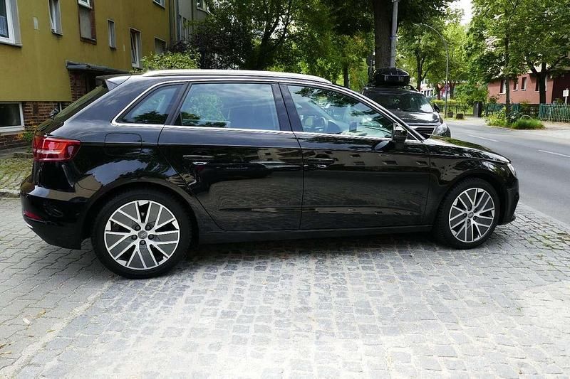 Gebraucht Audi A3 Sport 150 PS (110 kW) 2019 Mythosschwarz Limousine