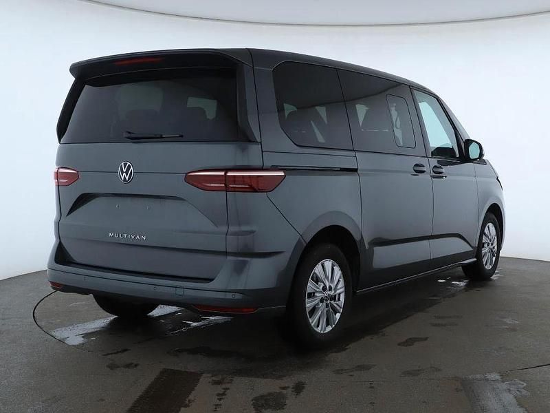 Gebraucht VW Multivan Life 150 PS (110 kW) 2024 Grau Van
