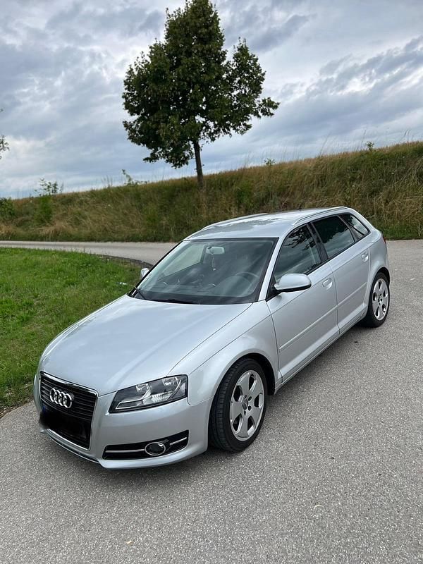Grau Gebraucht 2012 Audi A3 Design Limousine | 5.850 € (Fairer Preis) - Bild 1/4