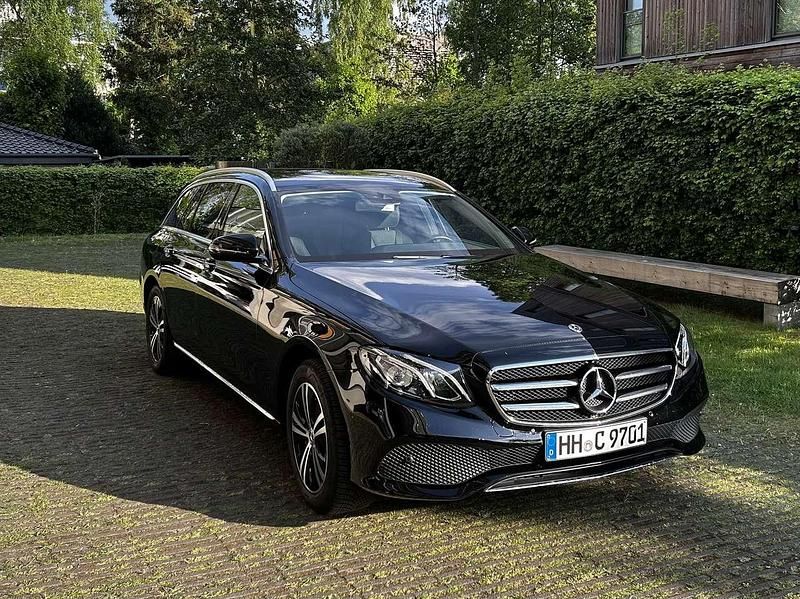 Schwarz Gebraucht 2020 Mercedes E220 Kombi | 31.500 € (Fairer Preis) - Bild 1/4