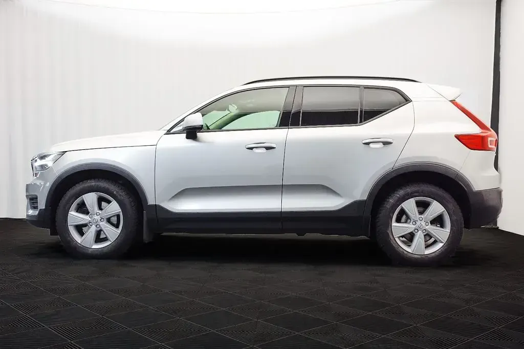 Używany Volvo XC40 190 KM (139 kW) 2018 Srebrny SUV