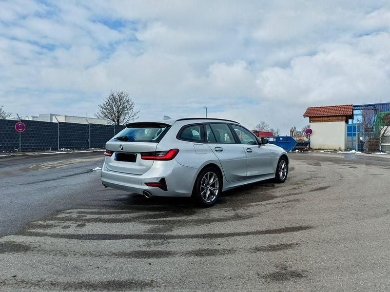 Silber Gebraucht 2021 BMW 320 Sport Line Kombi | 19.900 € (Superpreis) - Bild 1/4