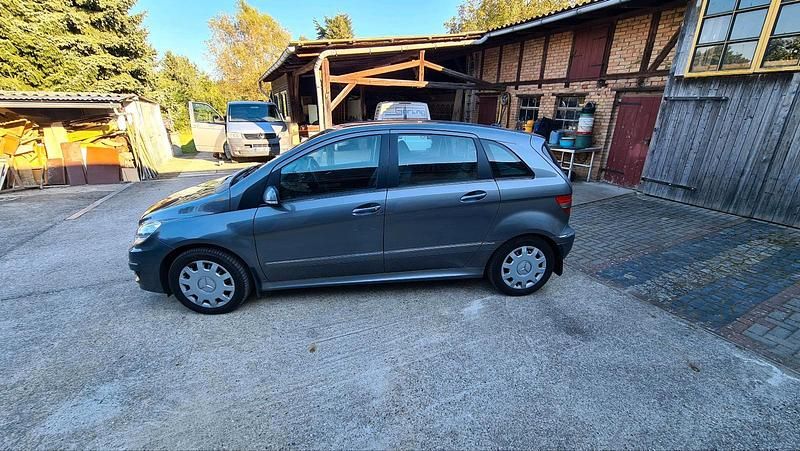 Grau Gebraucht 2009 Mercedes B180 Van / Kleinbus | 3.500 € (Superpreis) - Bild 1/4
