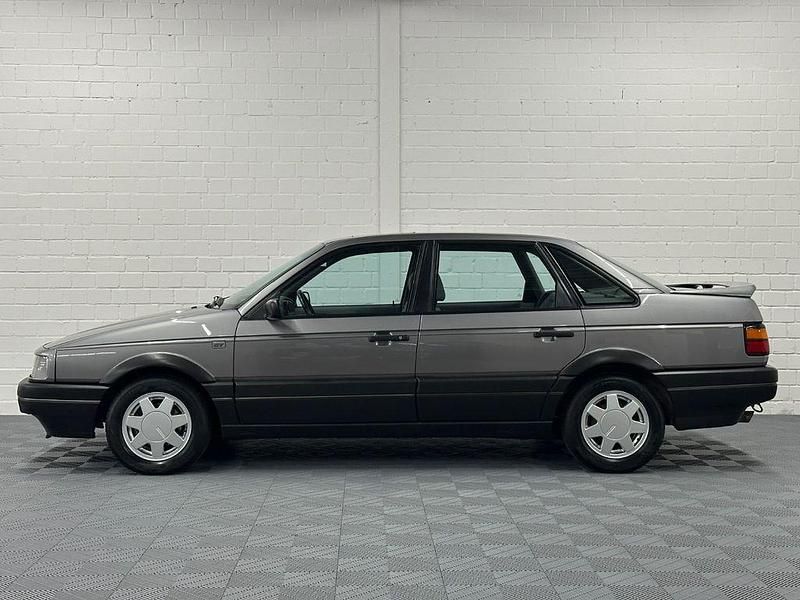 Używany VW Passat GT 90 KM (66 kW) 1991 Szary Sedan/Limuzyna