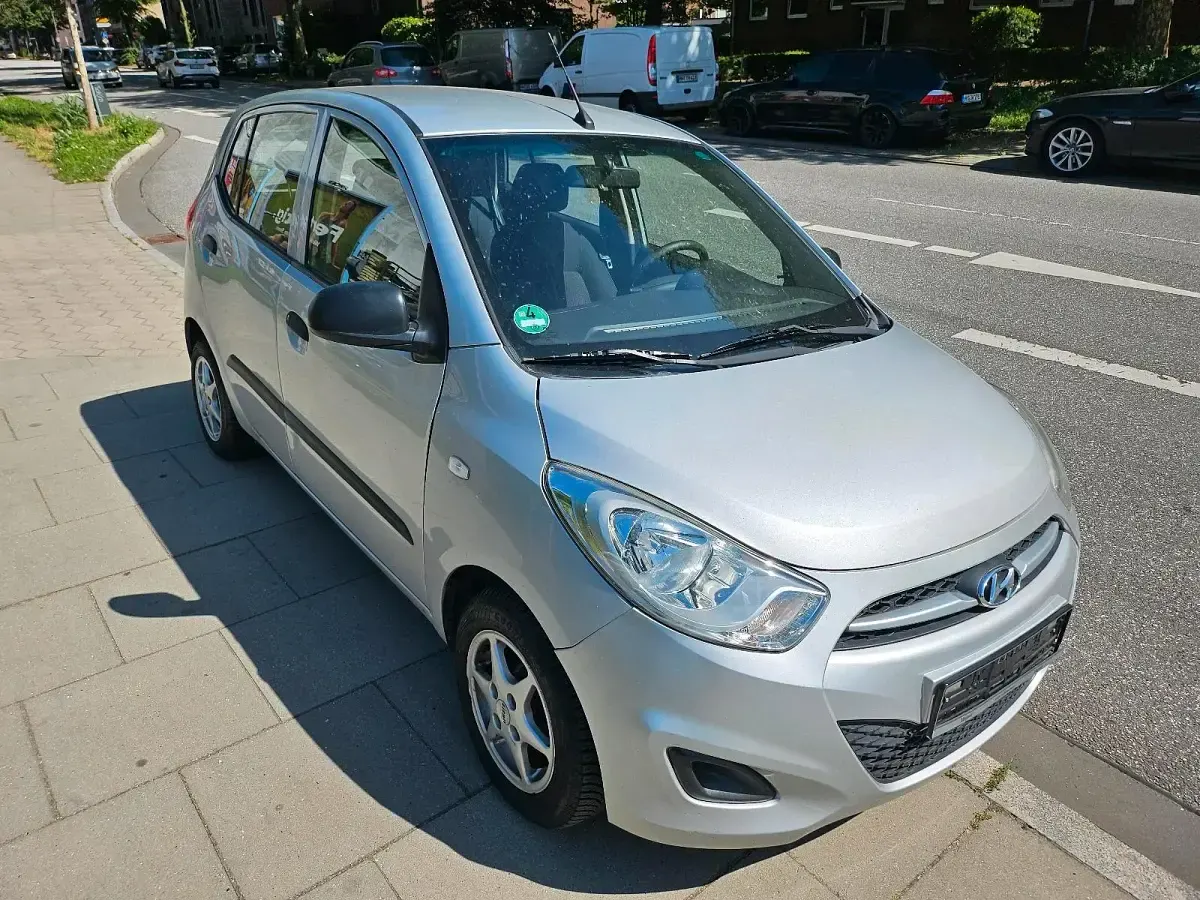 Gebraucht Hyundai i10 69 PS (50 kW) 2012 Silber Kleinwagen