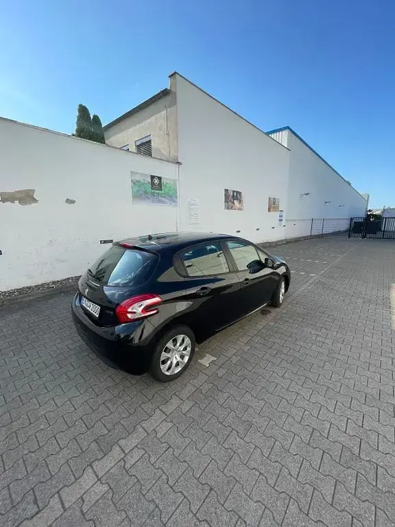 Gebraucht Peugeot 208 Access 68 PS (50 kW) 2012 Schwarz Kleinwagen