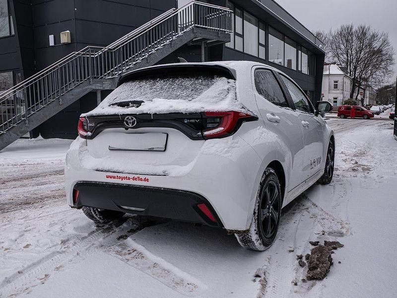 Gebraucht Toyota Yaris Hybrid 116 PS (85 kW) 2025 Weiß Limousine