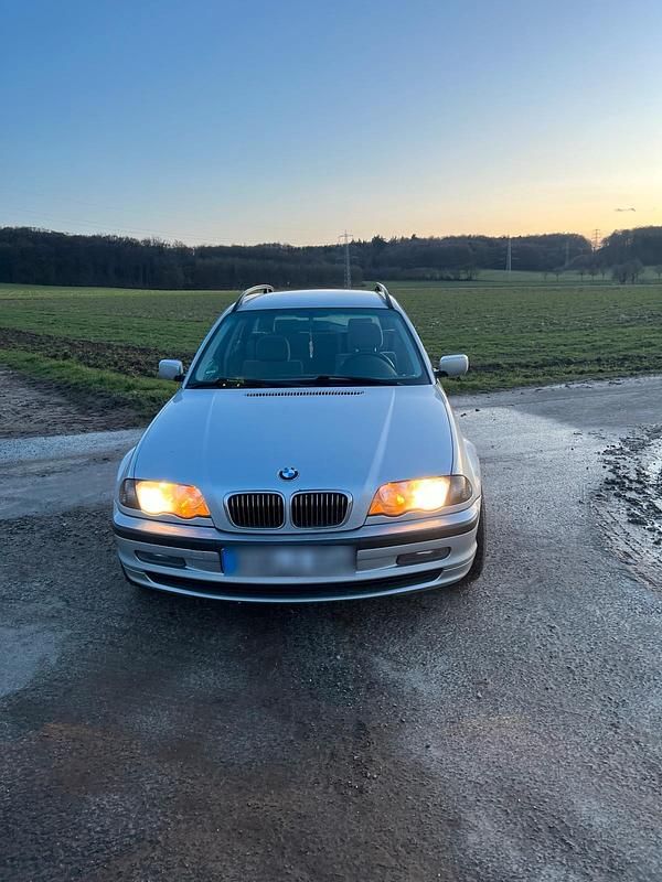 Gebraucht BMW 320 Basis 170 PS (125 kW) 2001 Silber Kombi
