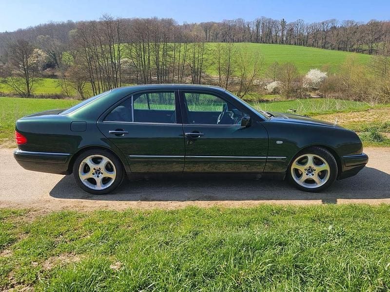 Gebraucht Mercedes E320 Avantgarde 220 PS (161 kW) 1997 Amazonitgruen Limousine
