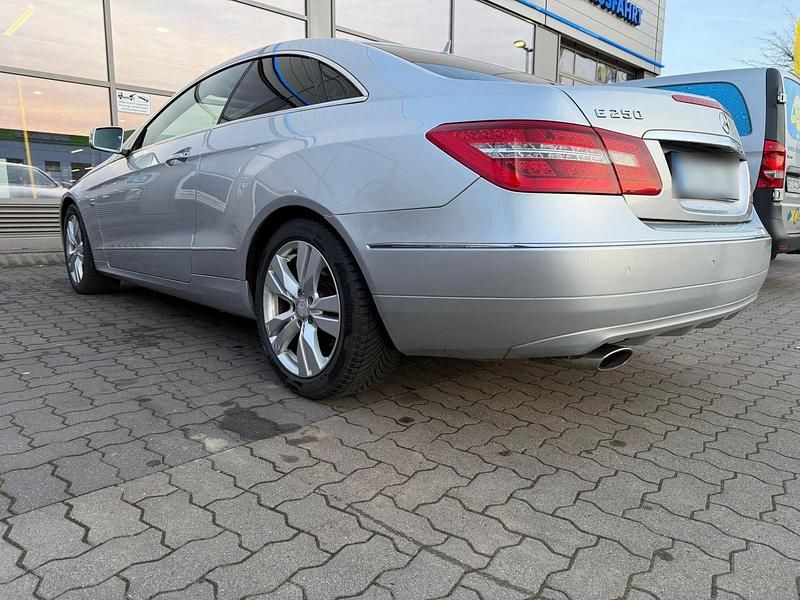 Gebraucht Mercedes E250 204 PS (150 kW) 2011 Silber Coupé