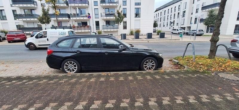 Schwarz Gebraucht 2016 BMW 320 Advantage Kombi | 9.000 € (Superpreis) - Bild 1/4