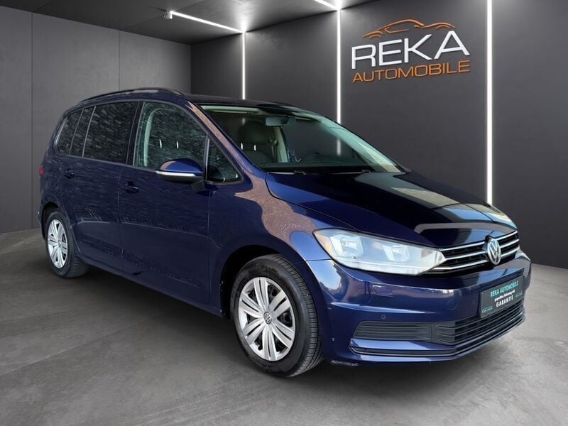 Blau Gebraucht 2016 VW Touran Comfortline Van / Kleinbus | 13.999 € (Fairer Preis) - Bild 1/4