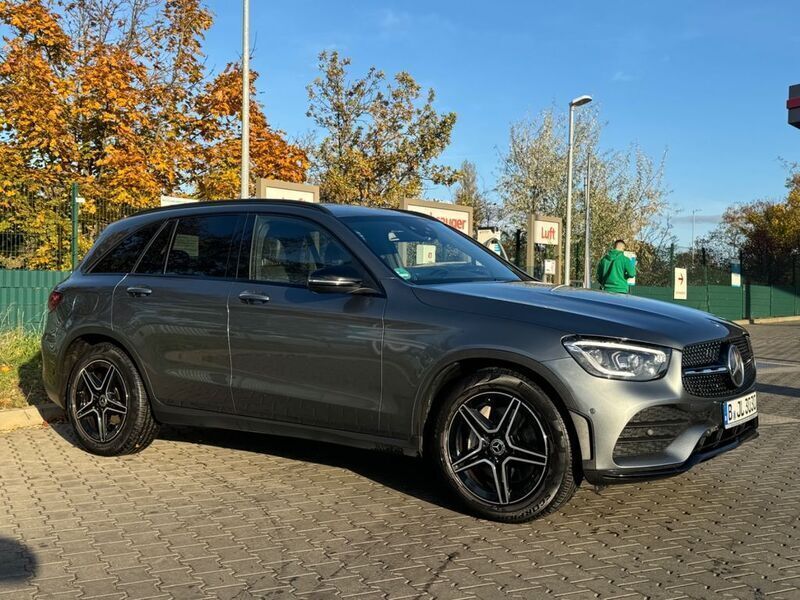 Grau Gebraucht 2019 Mercedes GLC300 AMG line SUV | 33.000 € (Teuer) - Bild 1/4