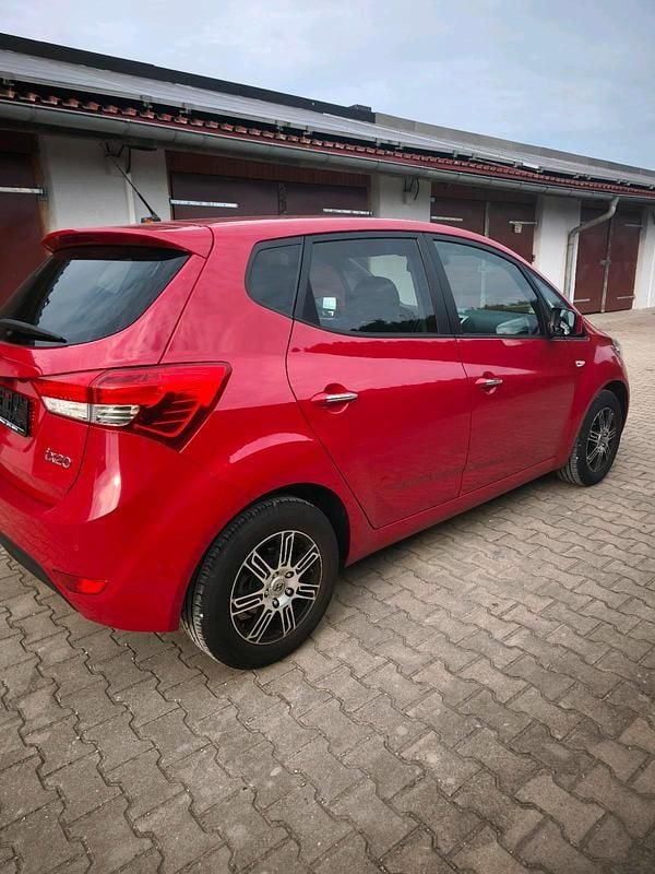 Rot Gebraucht 2014 Hyundai ix20 Kleinwagen | 5.999 € (Superpreis) - Bild 1/4