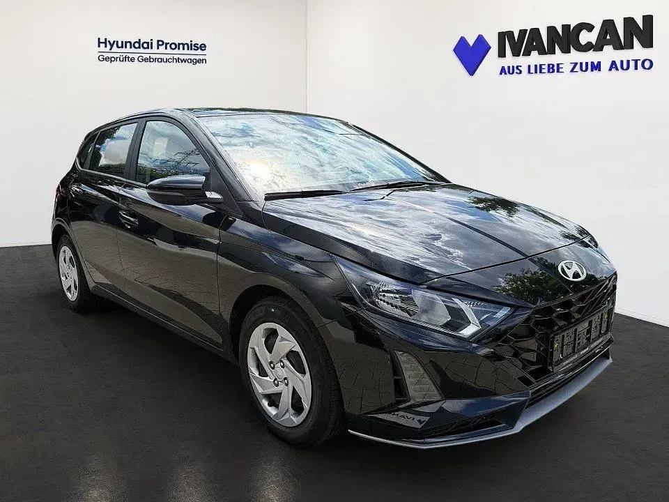 Gebraucht Hyundai i20 Select 101 PS (74 kW) 2025 Schwarz Kleinwagen