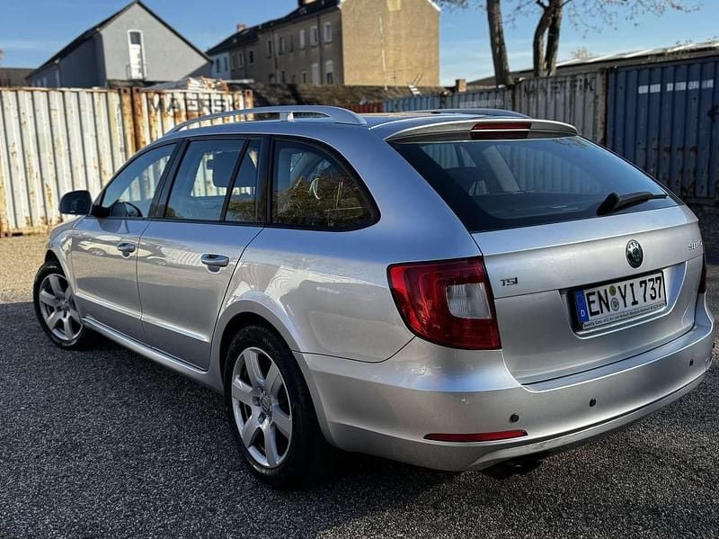 Gebraucht Skoda Superb Elegance 160 PS (117 kW) 2012 Grau Kombi