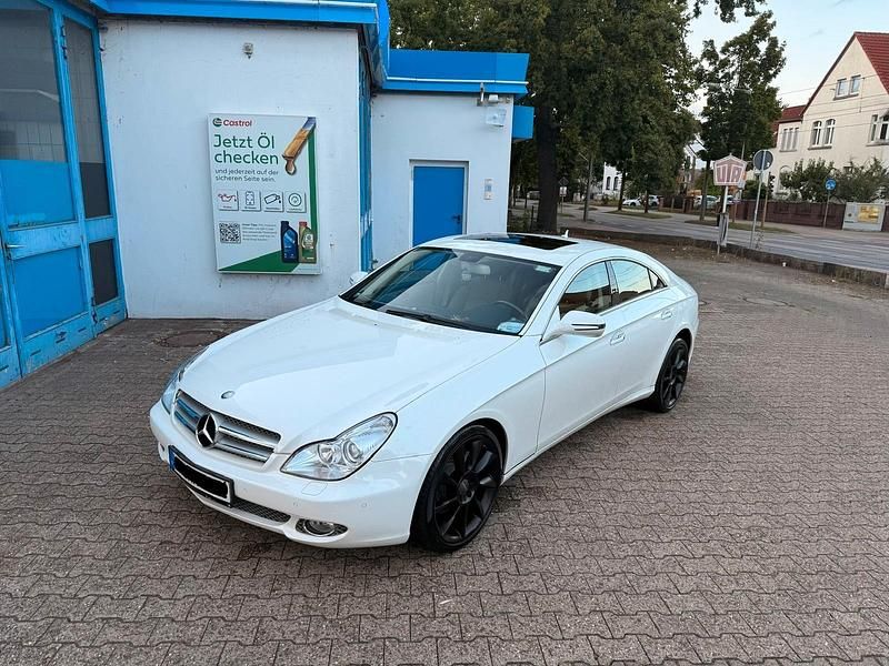 Weiß Gebraucht 2009 Mercedes CLS300 Limousine | 16.500 € - Bild 1/4