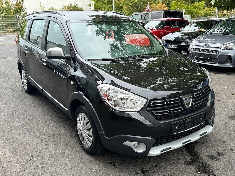 Schwarz Gebraucht 2020 Dacia Lodgy Stepway Van / Kleinbus | 12.999 € (Fairer Preis) - Bild 1/4