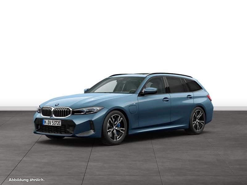 Blau Gebraucht 2024 BMW 330e Kombi | 53.072 € - Bild 1/4