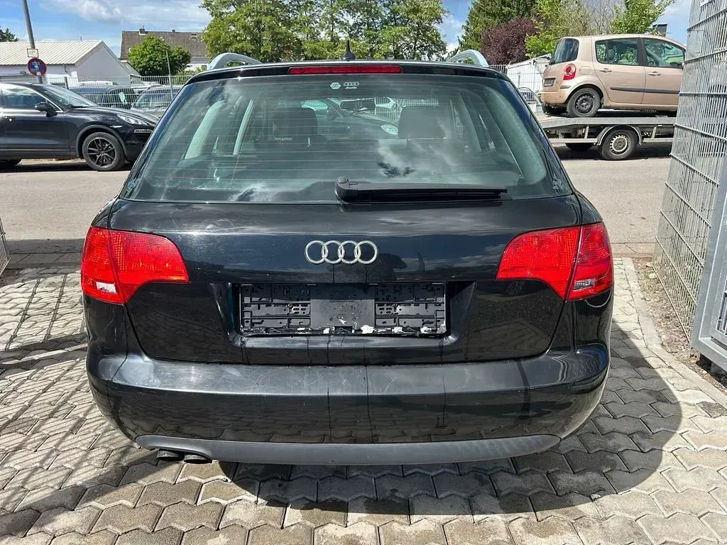 Używany Audi A4 140 KM (102 kW) 2005 Czarny Sedan/Limuzyna