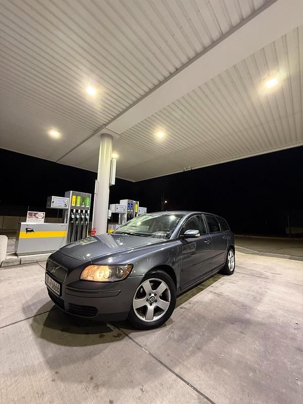 Grau Gebraucht 2005 Volvo V50 Kombi | 2.199 € (Fairer Preis) - Bild 1/4
