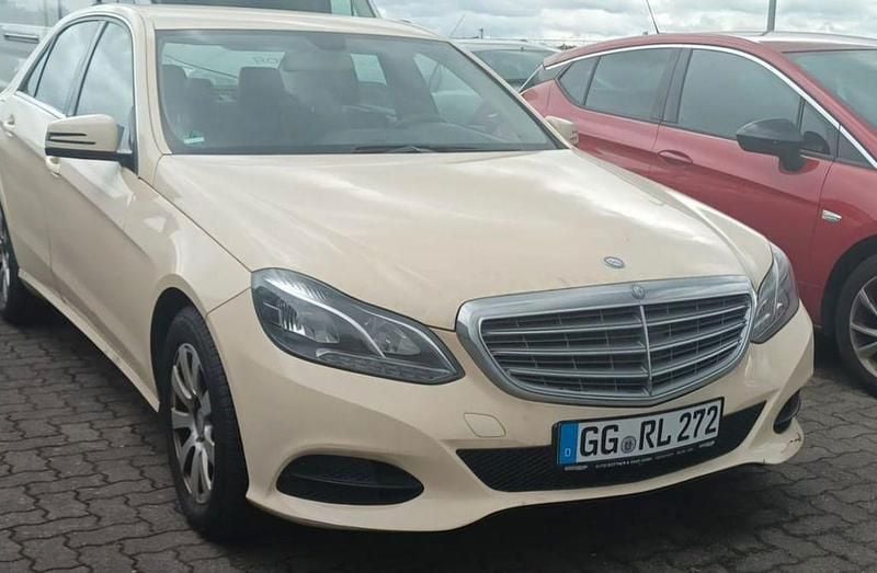 Beige Gebraucht 2015 Mercedes E200 Limousine | 4.900 € (Teuer) - Bild 1/4