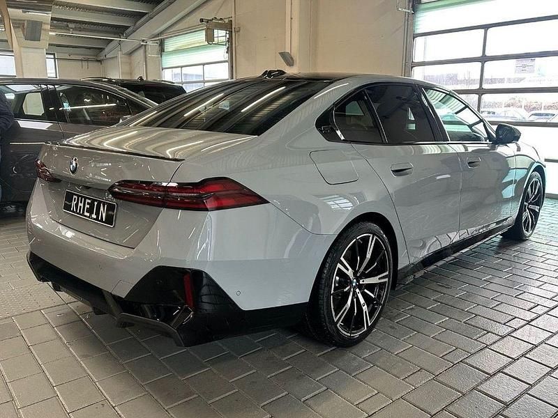 Gebraucht BMW 540 Performance 303 PS (222 kW) 2026 M brooklyn grau metallic Limousine
