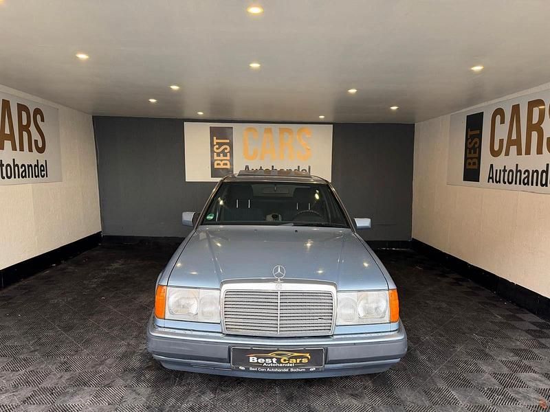 Second-hand Mercedes E230 132 CP (97 kW) 1991 Albastru Berlinǎ