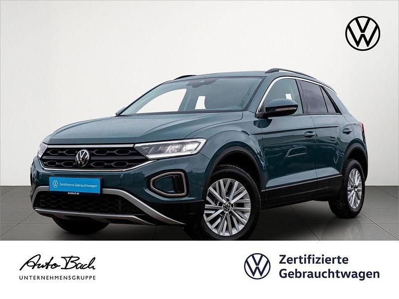 Blau (petroleum blue metallic) Gebraucht 2024 VW T-Roc Life SUV | 28.980 € (Fairer Preis) - Bild 1/4