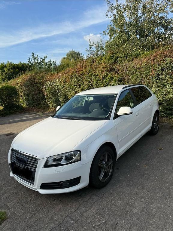 Weiß Gebraucht 2010 Audi A3 Sportback Ambiente Limousine | 7.950 € (Fairer Preis) - Bild 1/4