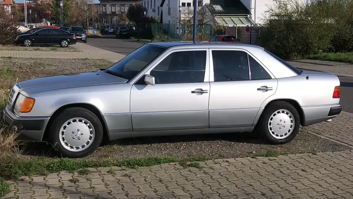 Używany Mercedes E300 190 KM (139 kW) 1990 Srebrny Sedan/Limuzyna