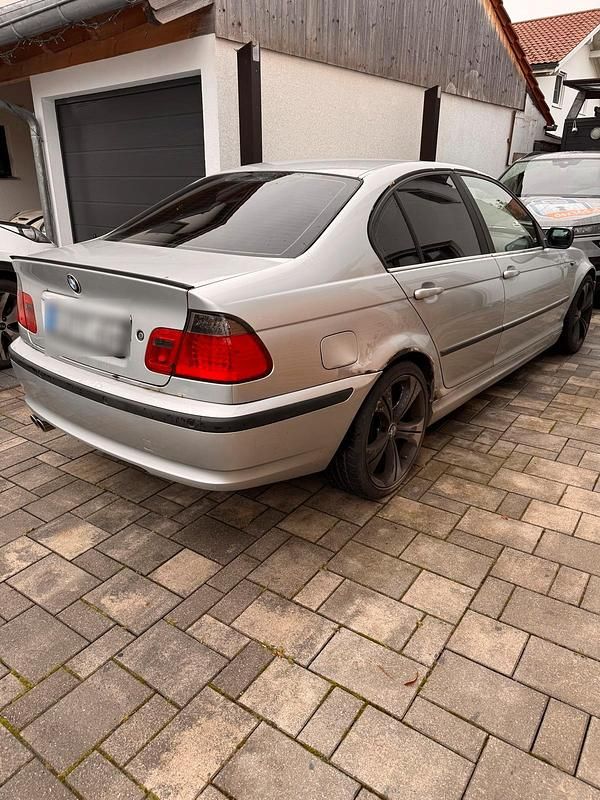 Silber Gebraucht 2004 BMW 330 Limousine | 4.500 € (Fairer Preis) - Bild 1/4