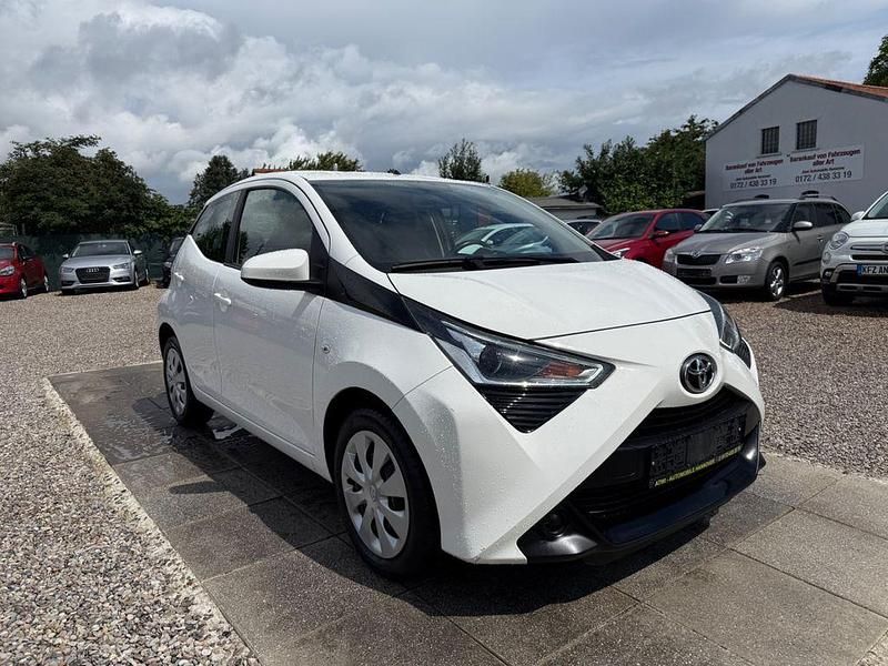 Solid white Gebraucht 2018 Toyota Aygo X-play Kleinwagen | 8.499 € (Superpreis) - Bild 1/4