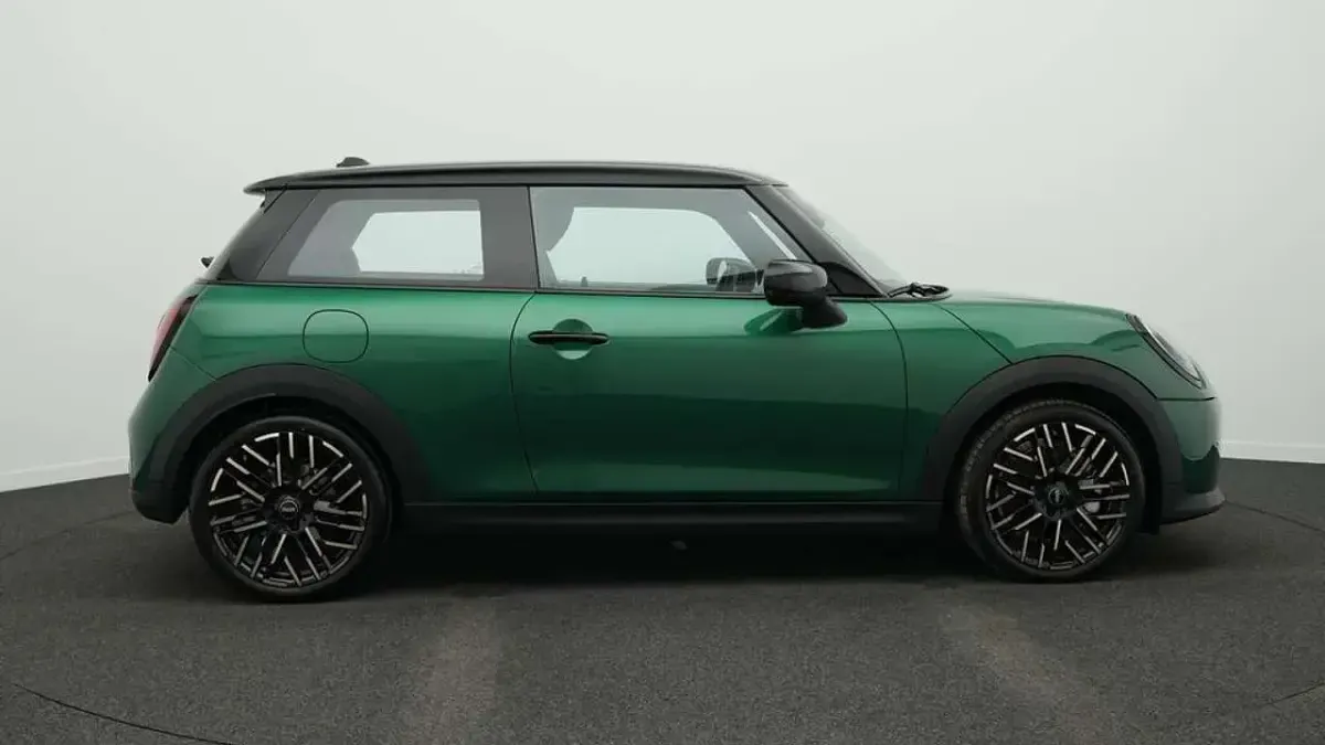 Używany Mini Cooper Favoured 156 KM (114 kW) 2024 Zielony Hatchback