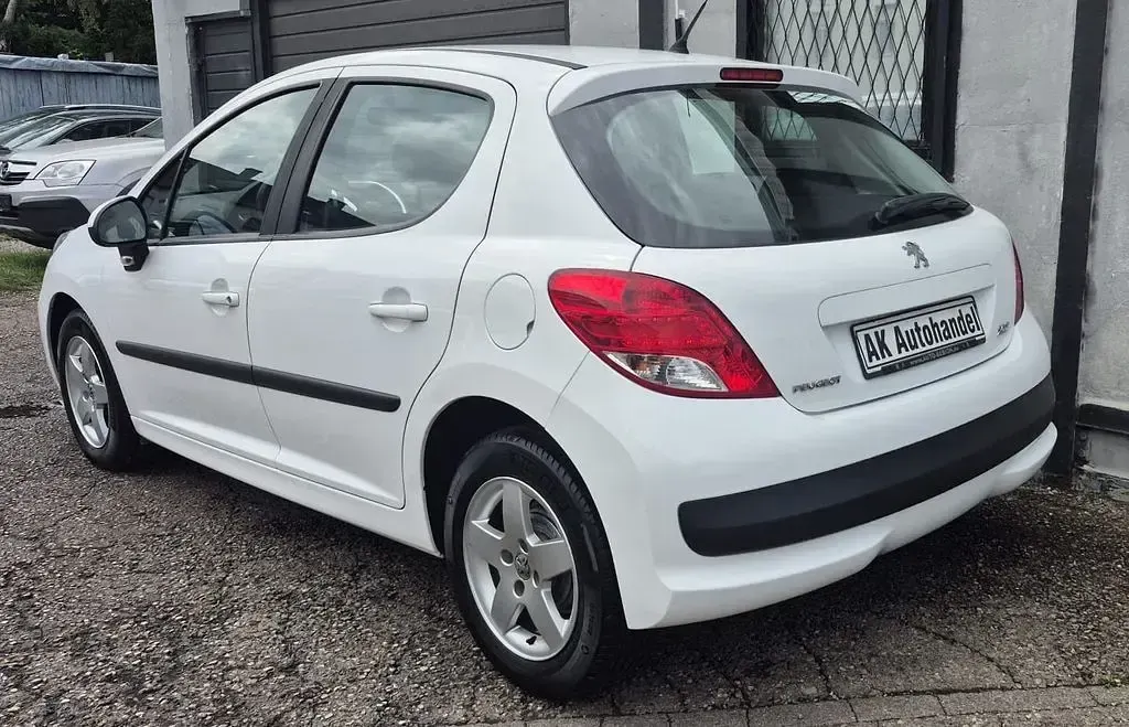 Gebraucht Peugeot 207 Tendance 92 PS (67 kW) 2011 Weiß Limousine