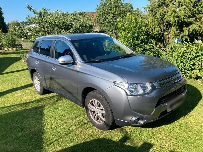 Silber Gebraucht 2016 Mitsubishi Outlander SUV | 12.499 € - Bild 1/4