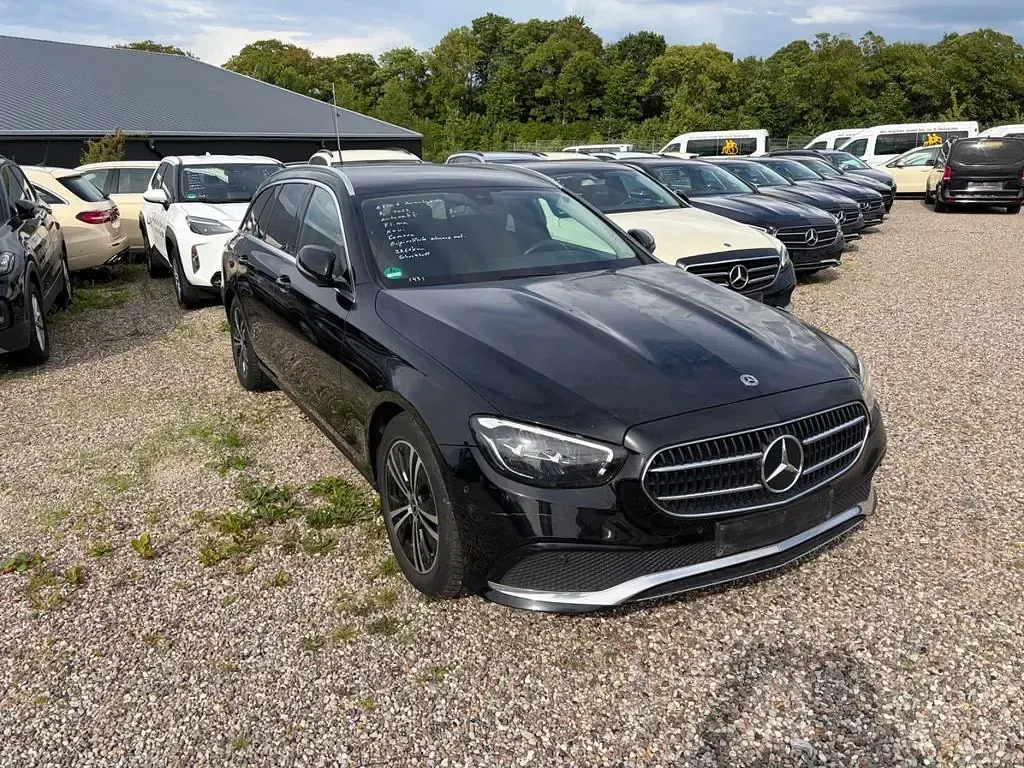 Gebraucht Mercedes E220 Avantgarde 200 PS (147 kW) 2022 Schwarz Limousine