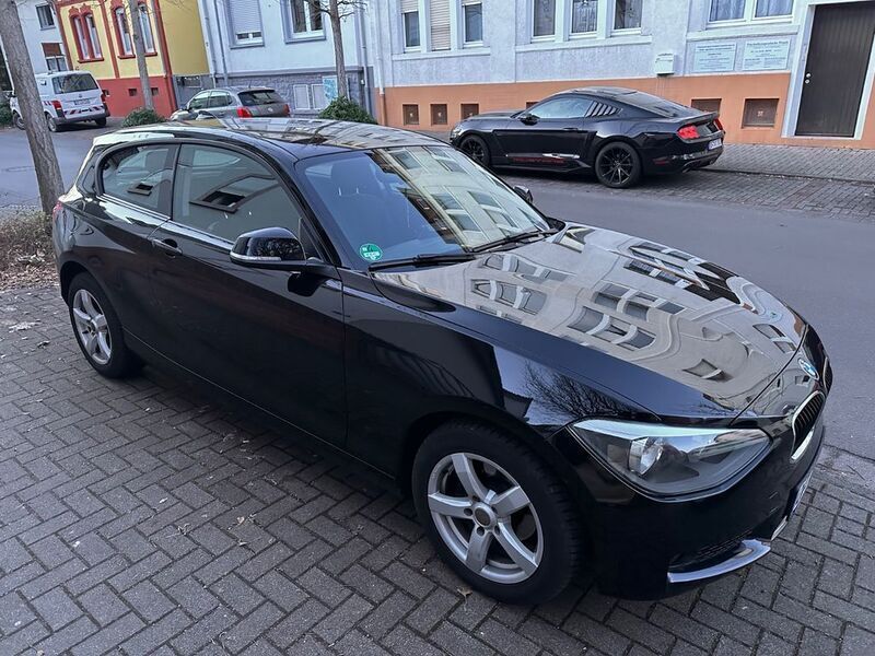 Schwarz Gebraucht 2013 BMW 114 Sport Line Kleinwagen | 6.299 € (Fairer Preis) - Bild 1/4