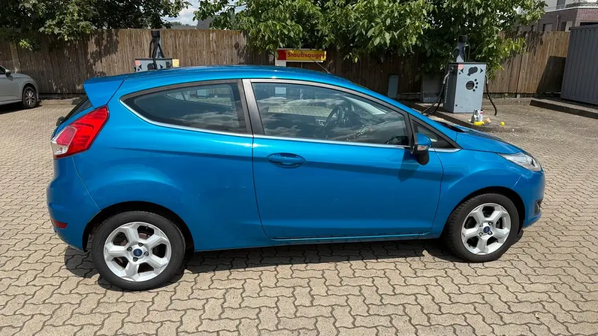 Gebraucht Ford Fiesta 100 PS (73 kW) 2013 Blau Kleinwagen