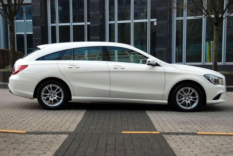 Gebraucht Mercedes CLA180 122 PS (89 kW) 2016 Calcitweiss/zirrusweiss Limousine