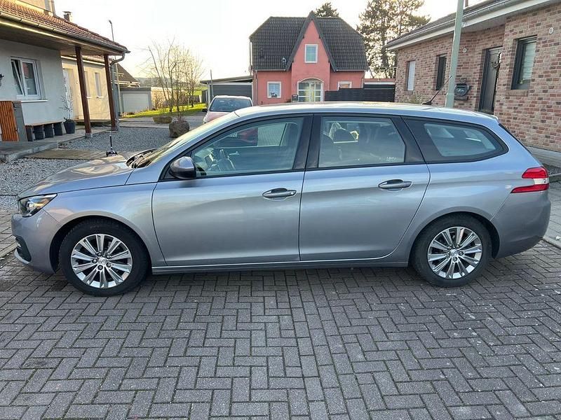 Gebraucht Peugeot 308 Active 131 PS (96 kW) 2021 Silber Kombi