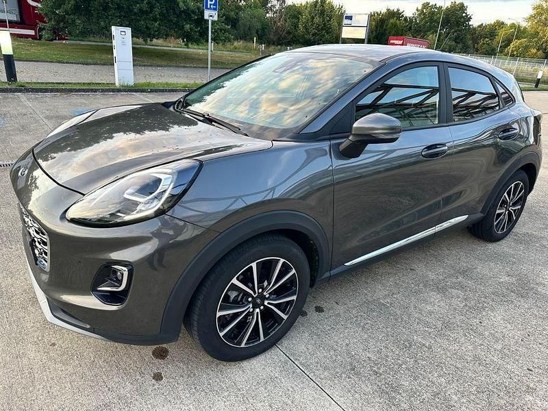 Grau Gebraucht 2021 Ford Puma Titanium Limousine | 19.999 € (Fairer Preis) - Bild 1/4