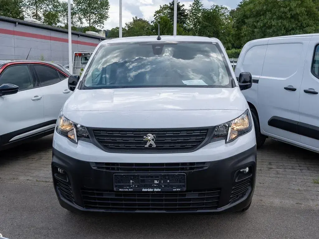 Gebraucht Peugeot Partner Premium 102 PS (75 kW) 2023 Weiß Van / Kleinbus