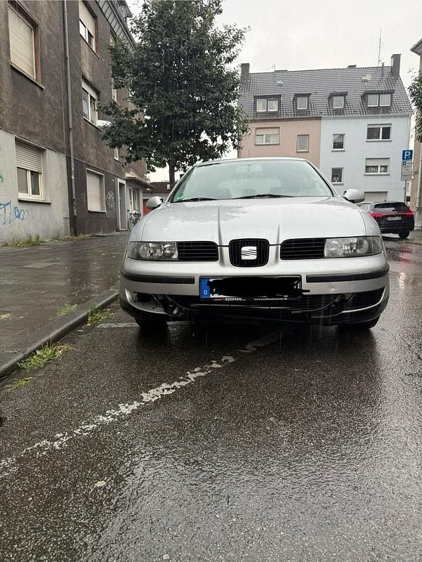 Grau Gebraucht 2002 Seat Leon Limousine | 1.000 € (Guter Preis) - Bild 1/4