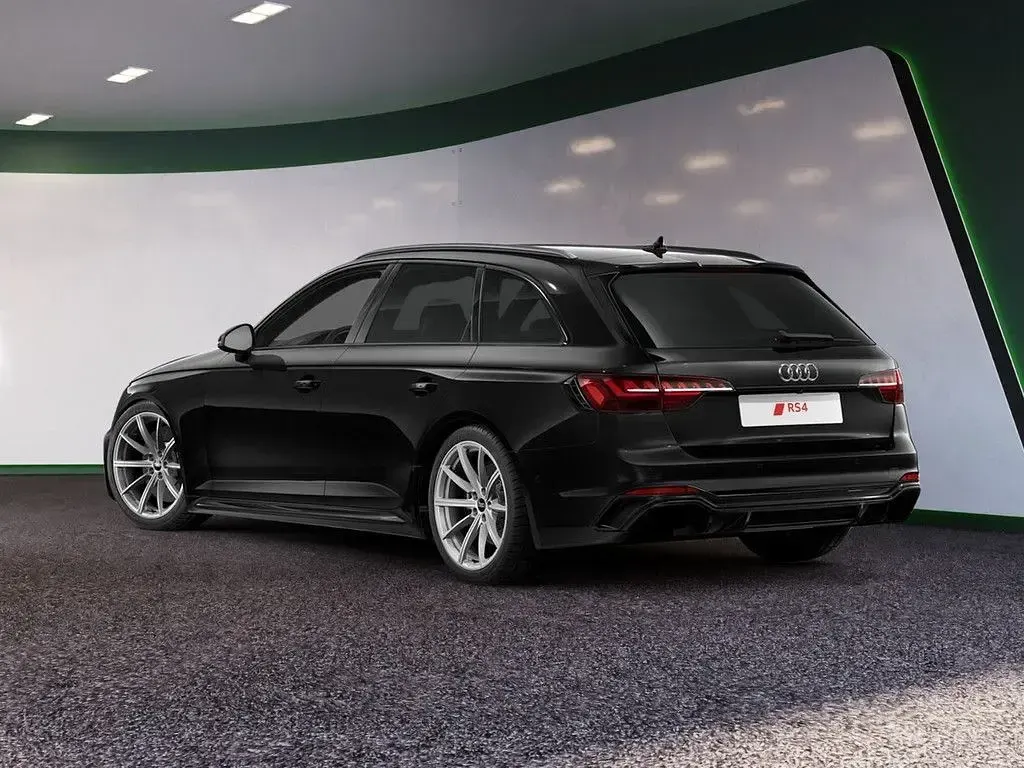 Gebraucht Audi RS4 Ambiente 450 PS (330 kW) 2024 Mythosschwarz metallic Kombi