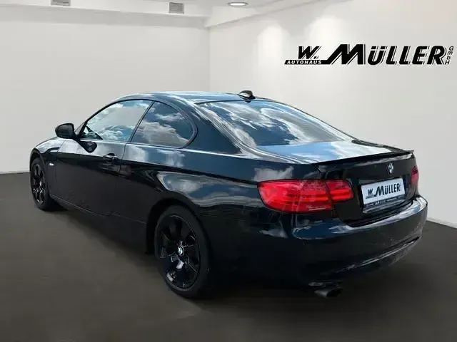 Gebraucht BMW 320 170 PS (125 kW) 2013 Saphirschwarz Coupé